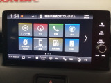 HondaCONNECT対応の便利なナビディスプレー。お持ちのスマートフォンと連携して、ナビやBluetoothでの音楽再生が可能です。デザインはもちろん、操作性も良好です。