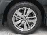 純正アルミホイールは精度が高く、走行の安定性が優れています。タイヤサイズ185/60R15