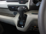 インパネシフトだから視線の移動も少なく足元もスッキリ♪運転席もゆったりしているのでゆとりを持ってドライブできますね!