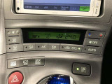 【オートエアコン】一度お好みの温度に設定すれば、車内の温度を検知し風量や温度を自動で調整してくれます。
