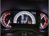 とっても見やすいメーターです。夜間時はラグジュアリーな気分にさせてくれる照明が魅力ですので、夜のドライブも楽しみになりますよ♪