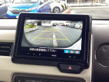 後退時に車両の後ろ側をモニター画面に表示します。車庫入れが苦手な人もこれで安心♪