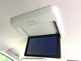 【フリップダウンモニター】大画面モニターで後席でもエンタメをお楽しみいただけます。小さなお子様にも大人気の装備です♪