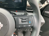 ハンドルの右側にはプロパイロットシステムのスイッチが付いているので、高速道路の運転が楽になりますよ!左側のオーディオ操作のスイッチにて音量調整等をナビを直接触ることなく操作ができます。