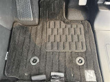 運転席フロアマットです。使用感は少しありますが、目立った損傷はありません。