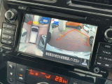 セレナのアラウンドビューモニターは、カメラ4つの画像を組み合わせて車両周囲360度の映像を提供。駐車や狭い道の走行をサポートし、安全性と便利性を大幅に向上。運転のストレスを軽減します。