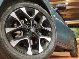 【純正18インチアルミホイール】外観にマッチした純正アルミホイールを装着しております。各種社外アルミホイールや、スタッドレスタイヤも取扱いしております。是非ご相談ください♪