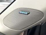 【BOSEサウンドシステム】メーカーオプションの高品位サウンドシステムを搭載。専用のチューニングが施された大小様々なスピーカーから良質なサウンドが奏でられ、臨場感あふれる音響空間を演出します。