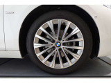 【BMWアロイホイール】軽量かつ強度に拘ったアロイホイール。走行性能ポテンシャルを引き出す設計。タイヤのサイドウォールが強化されたランフラットタイヤは、パンク時にタイヤがつぶれてもリムから外れません。