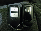 スマートキー付!キーを取り出さなくてもドアロックの施錠・開錠、エンジンの始動が出来ます!雨の日や荷物の多い日にとても便利ですね♪