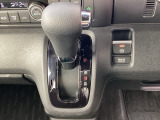 自然に手が届き、操作性の良いインパネシフトに、パーキングブレーキは、フットブレーキタイプなので、運転席と助手席の間はすっきりしています。