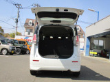 バックドアは上開き跳ね上げ式で、開口も広め!レジャーやショッピングの荷物も積みやすそうですね!
