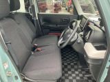 フロントシートはベンチシートです。インパネシフトで足元は広々。運転席と助手席はウォークスルーできます。