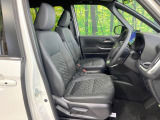 運転席まわりには十分なスペースがあり、大柄な方でもゆったり運転していただける環境です。