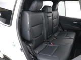 後部座席もご覧の通りで前席同様シートヒーターやベンチレーション付き!