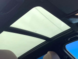 ●サンルーフ:開放感たっぷりの希少装備、サンルーフが装着されています!車内に明かりを取り入れたり景色を楽しむ以外にも、車内の空気も簡単に換気できて快適です!