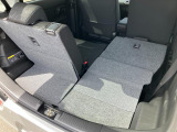 【シートアレンジ】リヤシート肩部のレバーで荷室側から簡単に前倒しが可能です◎分割可倒式なのでアレンジして使用できます◎両席倒すと大きなラゲッジスペースに大変身!