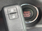 【キーレススタートシステム】カバンやポケットに入れたままでもドアの施錠・解錠が可能なスマートキーを装備。エンジンのオン・オフ時もカギを取り出す必要が無いからとっても便利です♪