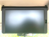 【フリップダウンモニター】大画面モニターで後席でもエンタメをお楽しみいただけます。小さなお子様にも大人気の装備です♪