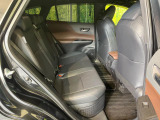後部座席も気になるようなキズ・汚れやへたり等、大きなダメージはなく、良好な状態です。