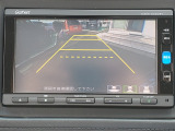 ガイドライン付きバックカメラを装備しているので、慣れない場所での車庫入れも安心です。