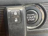【キーレススタートシステム】カバンやポケットに入れたままでもドアの施錠・解錠が可能なスマートキーを装備。エンジンのオン・オフ時もカギを取り出す必要が無いからとっても便利です♪