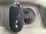 【キーレススタートシステム】カバンやポケットに入れたままでもドアの施錠・解錠が可能なスマートキーを装備。エンジンのオン・オフ時もカギを取り出す必要が無いからとっても便利です♪