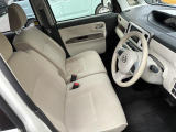 フロントシートはベンチシートです。インパネシフトで足元は広々。運転席と助手席はウォークスルーできます。