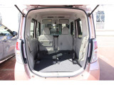 シートを倒せば、広いカーゴスペースになります。