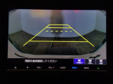 【バックカメラ】運転が苦手な方も車庫入れラクラクです!ギアをリバースに入れれば自動的に切り換わりますので、面倒な操作は不要です♪狭い駐車場もお車を傷つけず安心ですね!