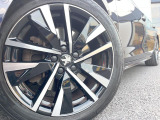 ●純正18インチアルミホイール:輸入車ならではの卓越した走りを支えるホイールと足回りです!日本車の走りに慣れている方にもぜひ体感して頂きたいほど、高いレベルでまとまっています!