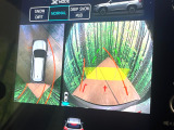 【マルチテレインモニター】車のフロントやサイドのカメラ画像を同時にモニター表示することで、悪路や狭い道を走行時でも周囲の状況確認ができ安心!本格SUVにうれしい装備です♪