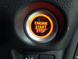 自然に手が届き、操作性の良い赤いボタンでエンジンスタート。