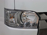 省電力に寄与する2連プロジェクター式LEDヘッドランプ(クリアスモーク加飾)が装備されています。