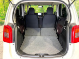 ラゲッジルームは、大容量のスペースを確保。普段のお買い物からレジャーまで、幅広く活躍してくれます!また、リアシートを倒すことでバリエーション豊かにお使いいただけます。