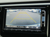 ●便利な装備『リアカメラ』 バックする際に後方映像をナビ画面で確認できますので、車庫入れが苦手な方も安心できますね♪♪ 写真をご覧ください。後方の映像がハッキリ確認できますよ〜