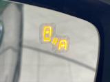 【ブラインドスポットモニタリング】走行中、ドアミラーの死角になりやすい箇所に後続車が接近するとサイドミラー付近に警告を表示、ドライバーに注意喚起をしてくれます。