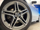 ●純正18インチアルミホイール:輸入車ならではの卓越した走りを支えるホイールと足回りです!日本車の走りに慣れている方にもぜひ体感して頂きたいほど、高いレベルでまとまっています!
