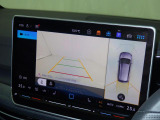 アラウンドビューモニター。バックカメラはもちろん車を上空から見たようなカメラで周囲の様子をモニターできます。