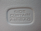 サイドカーテンエアバックシステムは、側面衝突時に大人から子供までさまざまな体格の乗員の頭部や頚部を広範囲で保護。特にセンターピラーへの頭部衝突を防ぐ展開性能を実現しています。