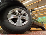 【純正17インチアルミホイール】外観にマッチした純正アルミホイールを装着しております。各種社外アルミホイールや、スタッドレスタイヤも取扱いしております。是非ご相談ください♪
