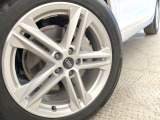 ●純正19インチアルミホイール:輸入車ならではの卓越した走りを支えるホイールと足回りです!日本車の走りに慣れている方にもぜひ体感して頂きたいほど、高いレベルでまとまっています!