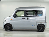 N-VAN e: は電気のちからでなめらかに静かに加速し、やさしい乗り心地の低振動。ストップ&ゴーも、登り坂も、爽快に走ります。