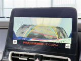【バックガイドモニター】車両後方の映像をナビ画面に表示し、駐車などの後退操作をサポートします。