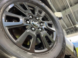 【純正18インチアルミホイール】外観にマッチした純正アルミホイールを装着しております。各種社外アルミホイールや、スタッドレスタイヤも取扱いしております。是非ご相談ください♪