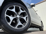 【純正18インチアルミホイール】外観にマッチした純正アルミホイールを装着しております。各種社外アルミホイールや、スタッドレスタイヤも取扱いしております。是非ご相談ください♪