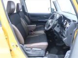 アームレスト付きのベンチタイプシートです。運転席と助手席にはシートヒーターも装備しています。