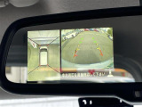 【アラウンドビューモニター】まるでクルマを真上から見下ろしたかのような視点で駐車をサポートします!クルマの斜め後ろや真横など、前後左右の4つのカメラの映像が合成されて、モニターに映し出されます。