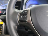 ハンドルから手を離さずにオーディオの操作ができるステアリングスイッチを装備。わき見運転の防止にもなり安全運転に貢献します。