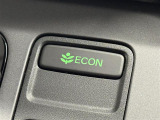 【ECONスイッチ(ECONモード)】エンジンだけでなく、エアコンなども含めてクルマ全体を燃費優先で自動制御。早く車内を涼しくしたい夏場など、空調を優先したい時には、スイッチを押してOFFにできます。